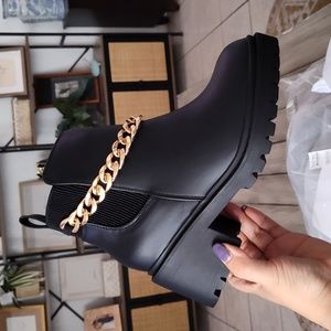 NEW AMELIA CHAIN ANKLE BOOT BY AVENUE IN BLACK (WIDE WIDTH)